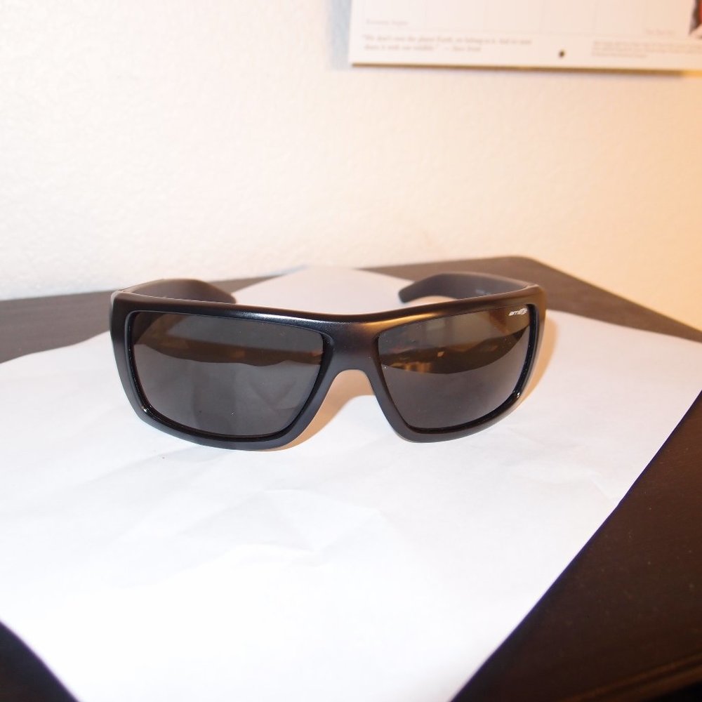 ARNETTE  "HAZARD" WRAP SUNGLASSES-MATTE BLK/ NON POLARIZED-VG-UNISEX